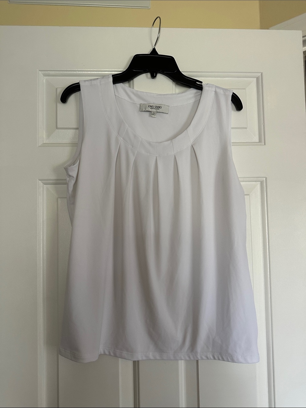 Jones Studio White Sleeveless Pleated Scoop Neck Camisole
